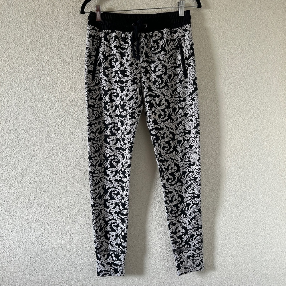 Iris Womenโs Pants Small Black White Elastic waist Pullon Artsy Jaguar Floral